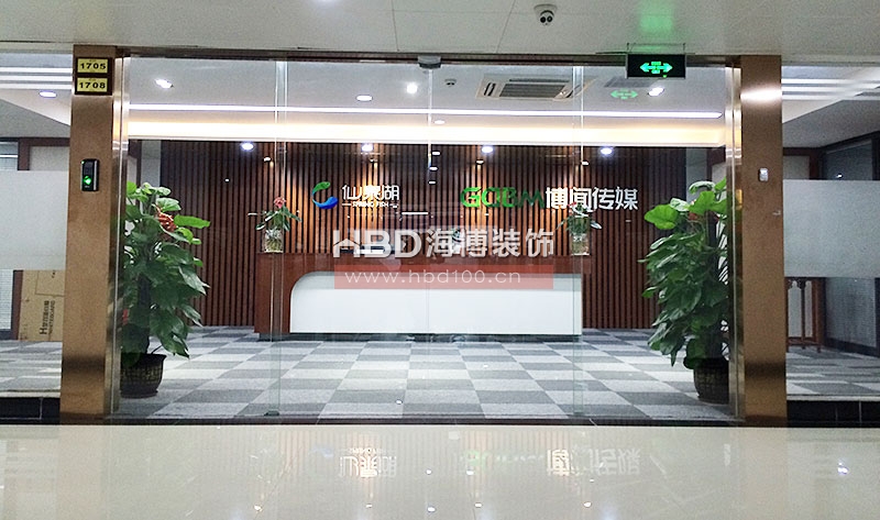 現(xiàn)代簡約風格辦公室裝修設計.jpg 現(xiàn)代簡約風格辦公室裝修設計.jpg